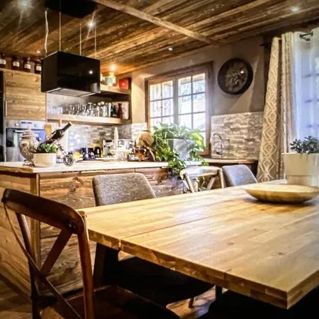 Stunning Chalet Near Slopes By Nest Holiday home *